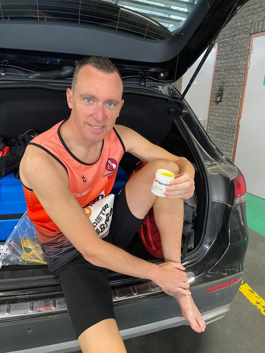 Dieter Deprez brengt Nordal Muscle Gel aan na een wedstrijd