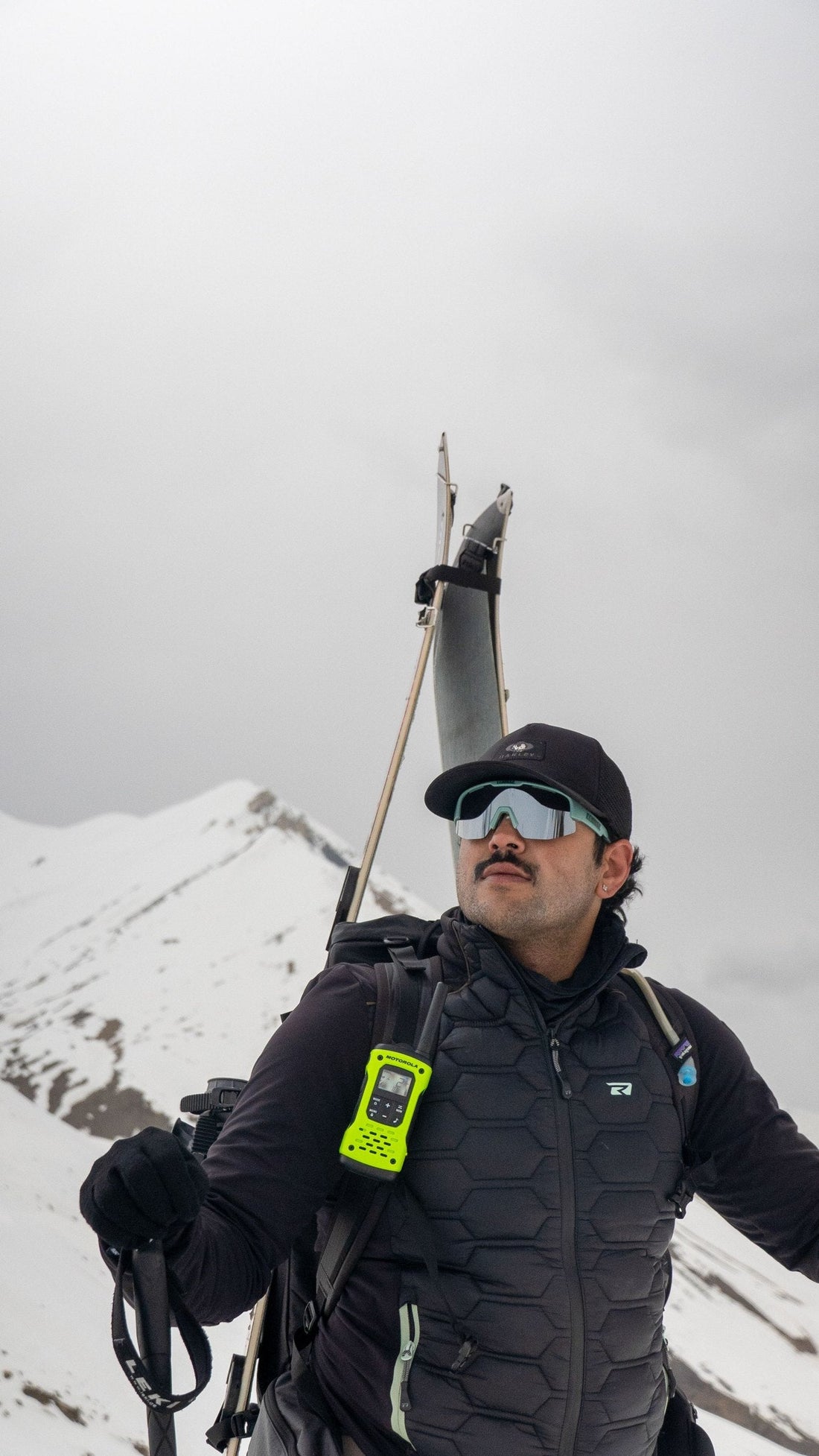 Shaurya Thakur met snowboard in de bergen